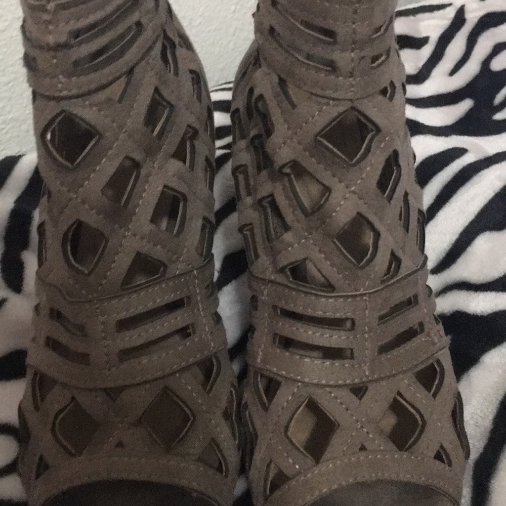 Heels - Picture 2 of 3